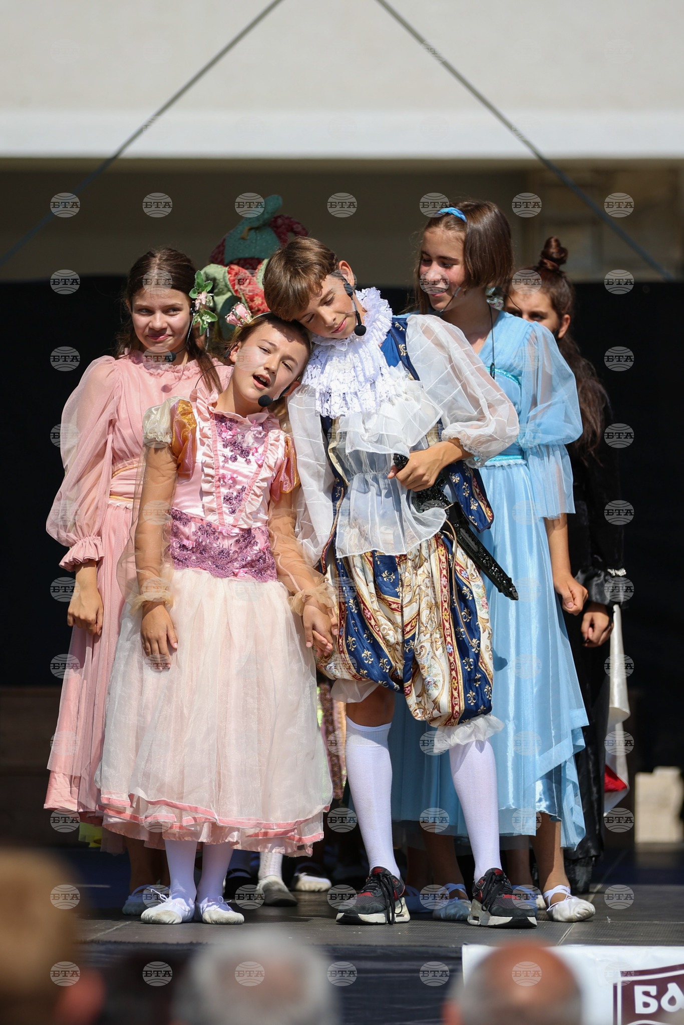 Банско (26 август 2023) Празник за най-малката публика създаде трупата на детската вокално-театрална формация „Таласъмче“, която представи спектакъла „Трите феи и спящата красавица“ премиерно в рамките на „Банско опера фест“. Представлението, което събра многобройна публика п
